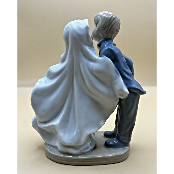 Vintage KISSING BRIDE AND GROOM Porcelain Figurine PERFECT CAKE TOPPER - Picture 2 of 5